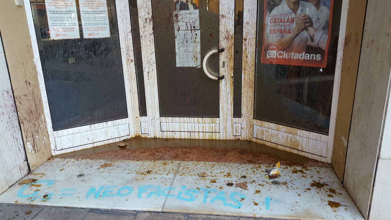 Ataque a la sede de Ciudadanos en L'Hospitalet de Llobregat.