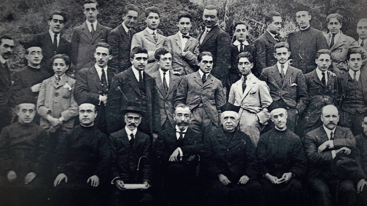 La primera generación de La Comercial, con el rector de entonces y con Pedro de Icaza, el impulsor del centro.