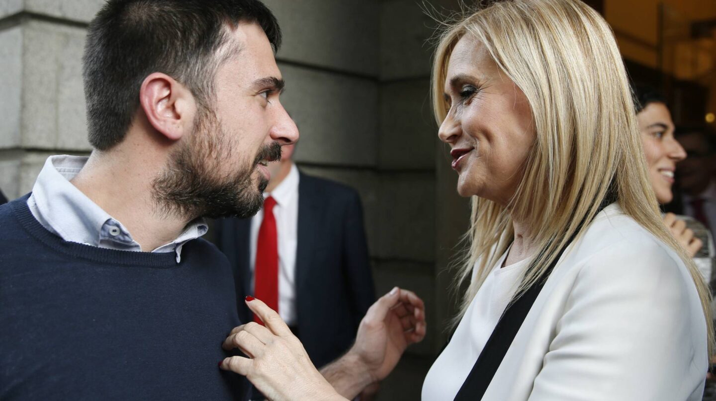 El portavoz de Podemos, Ramón Espinar, junto a la presidenta de la Comunidad de Madrid, Cristina Cifuentes.