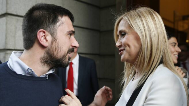 El portavoz de Podemos, Ramón Espinar, junto a la presidenta de la Comunidad de Madrid, Cristina Cifuentes.