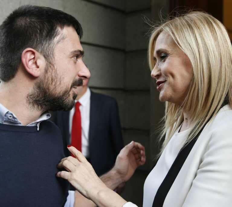 Espinar renuncia a disputar la presidencia a Cifuentes y ve a Errejón como un "magnífico" candidato