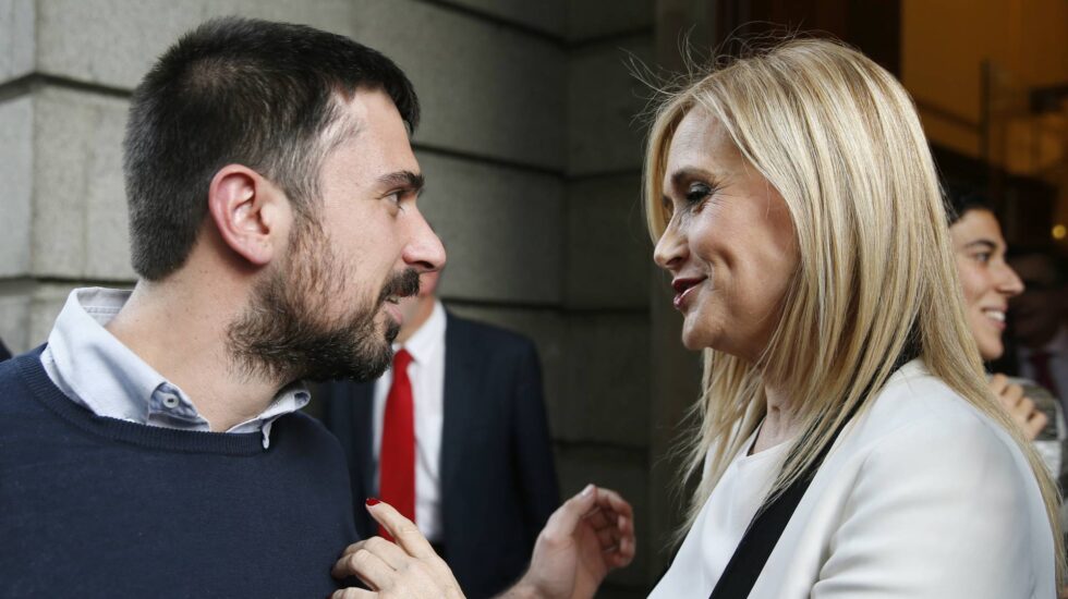 El portavoz de Podemos, Ramón Espinar, junto a la presidenta de la Comunidad de Madrid, Cristina Cifuentes.