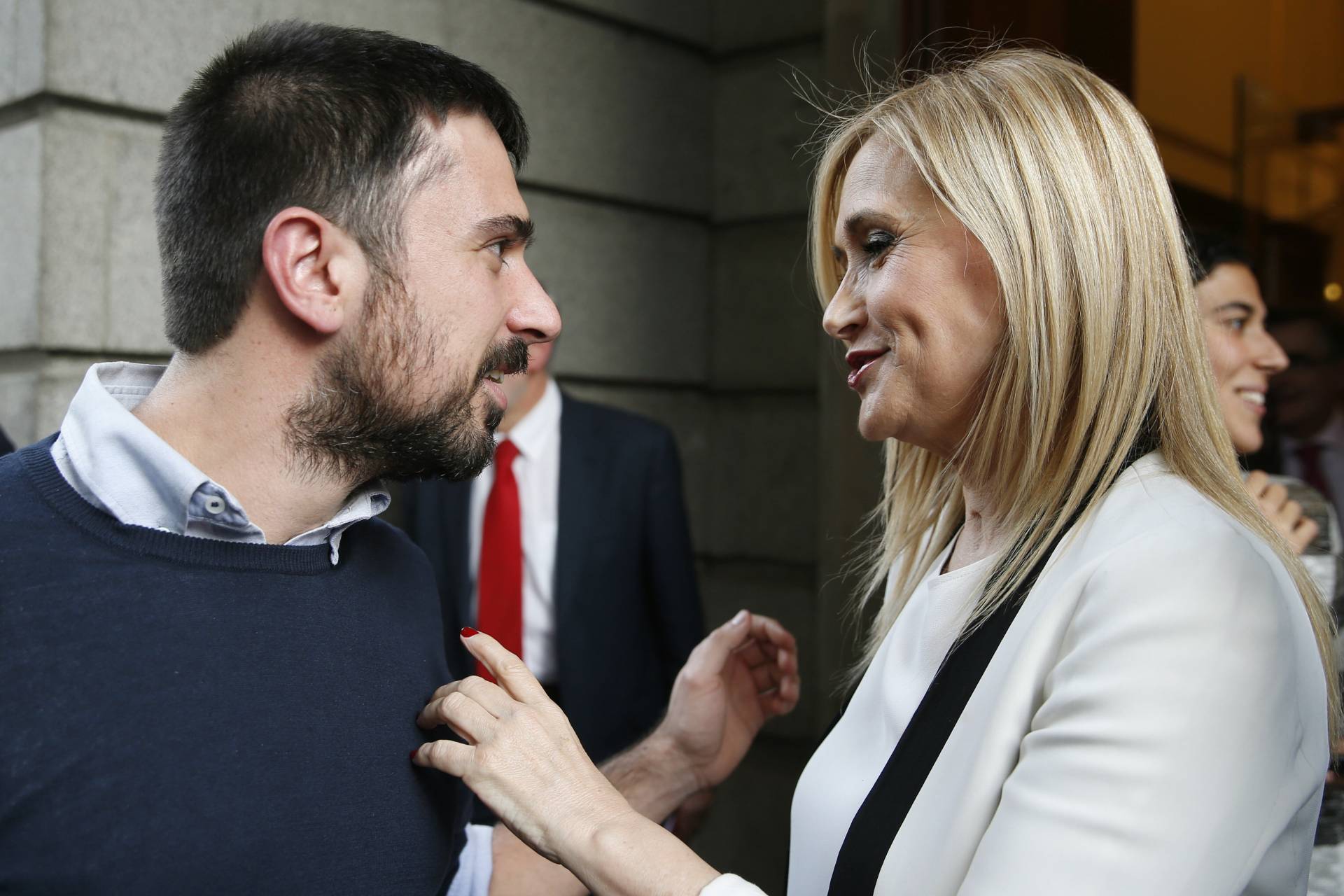 El portavoz de Podemos, Ramón Espinar, junto a la presidenta de la Comunidad de Madrid, Cristina Cifuentes.