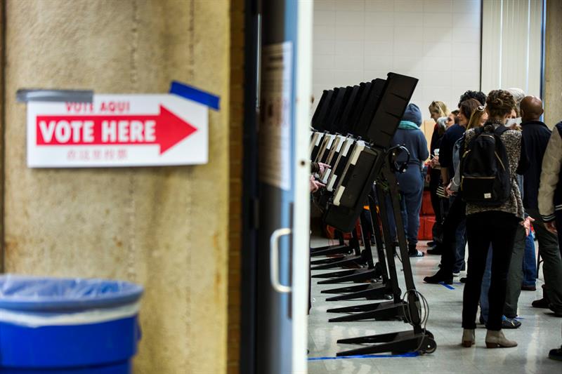 Votantes en Washington DC acuden a las urnas por anticipado.