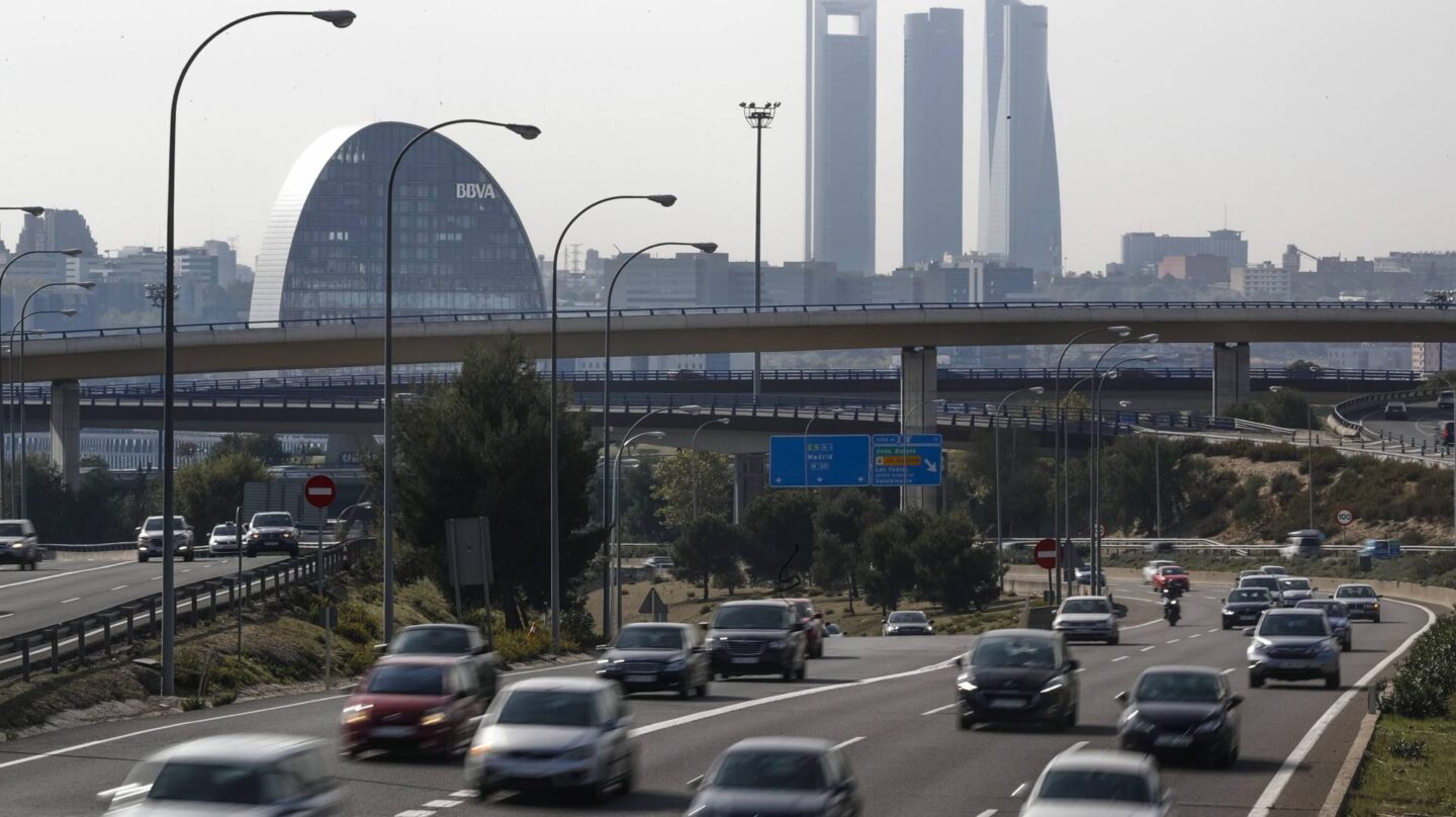 Tráfico de coches en la ciudad de Madrid.