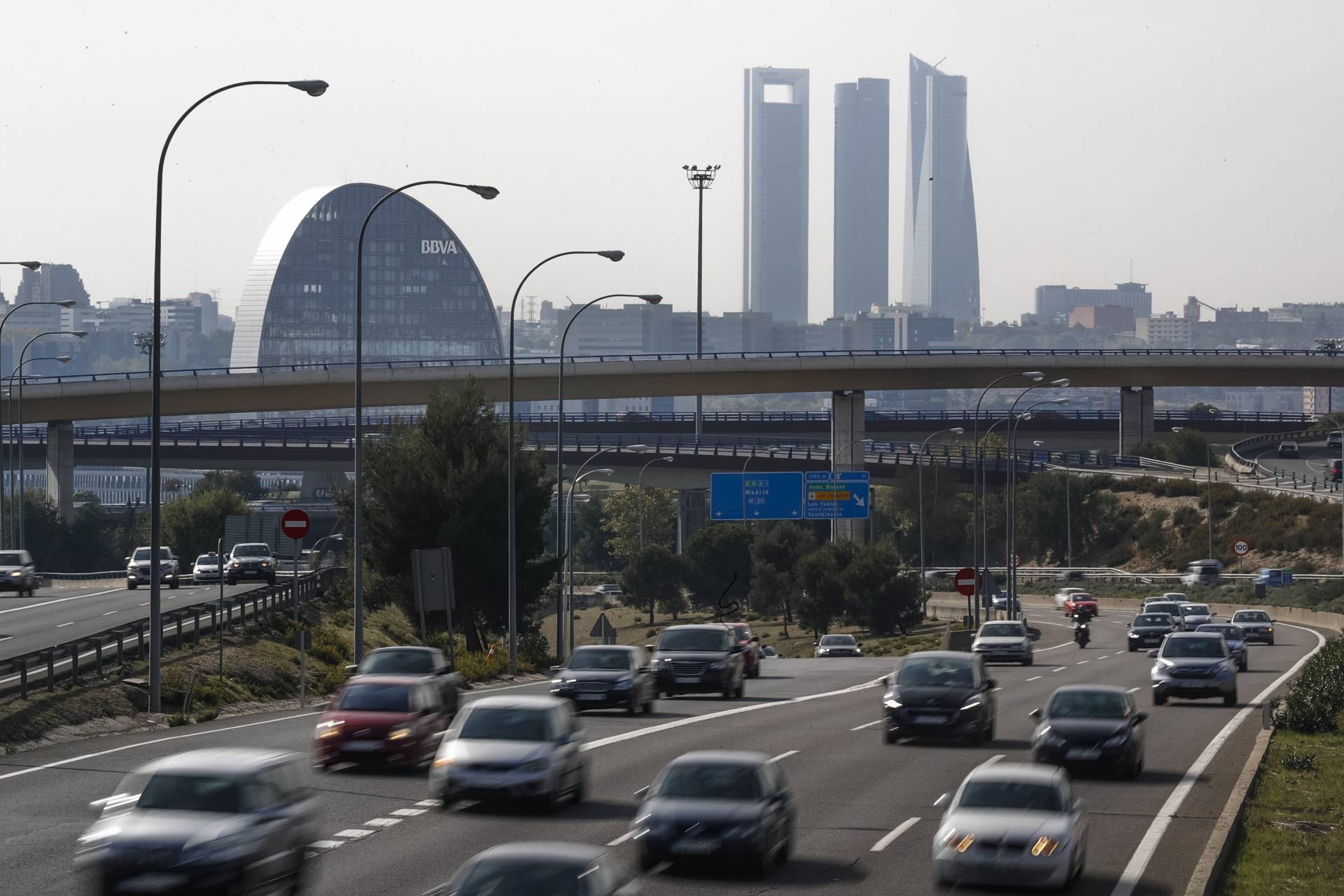 Tráfico de coches en la ciudad de Madrid.