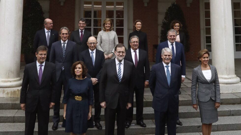 Los integrantes del nuevo Gobierno, en las escalinatas del Palacio de La Moncloa, poco antes de la reunión de su primer Consejo de Ministros.