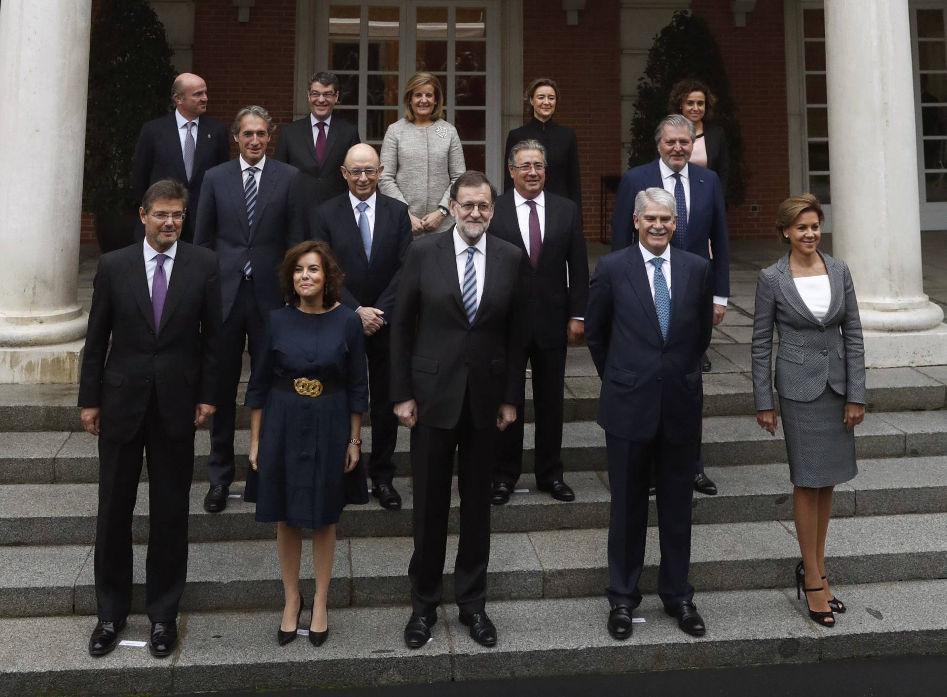 Los integrantes del nuevo Gobierno, en las escalinatas del Palacio de La Moncloa, poco antes de la reunión de su primer Consejo de Ministros.