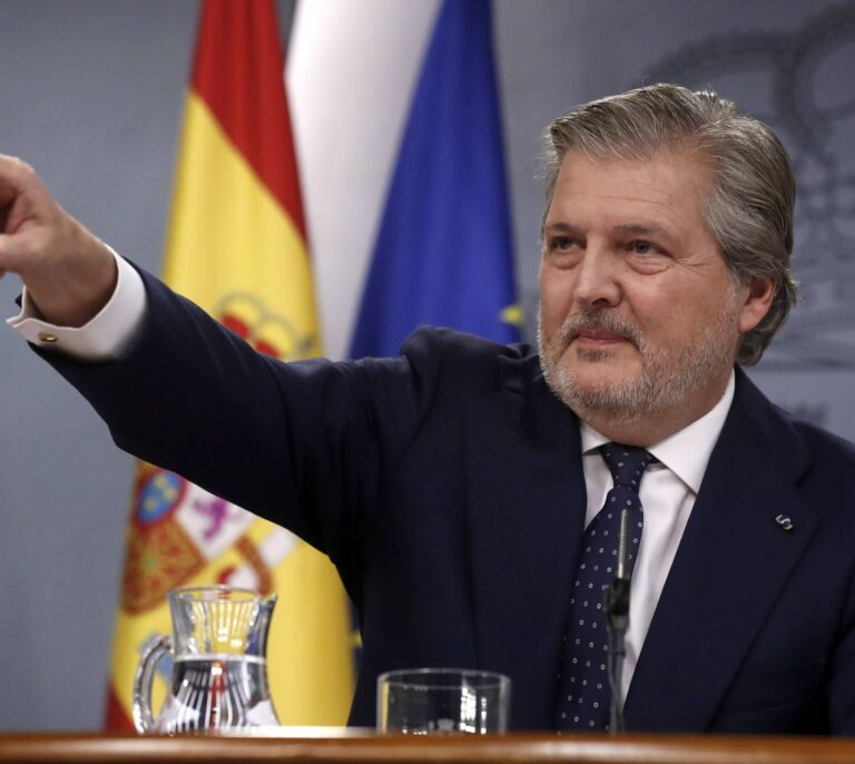 Méndez de Vigo califica las concentraciones en Barcelona de "movimientos tumultuarios"