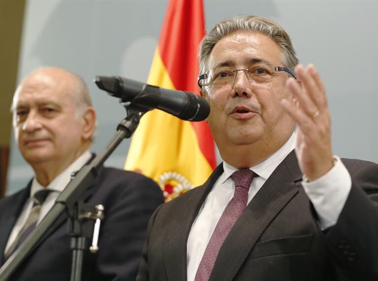 La primera guerra para el ministro Zoido en la Policía: el "caos" de la jornada laboral