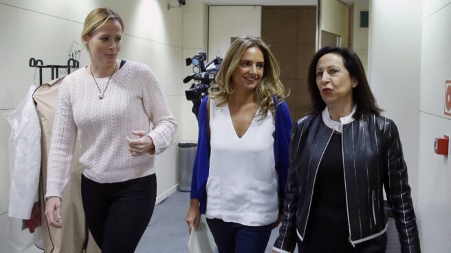 Zaida Cantera, Susana Sumelzo y Margarita Robles, en el Congreso de los Diputados.