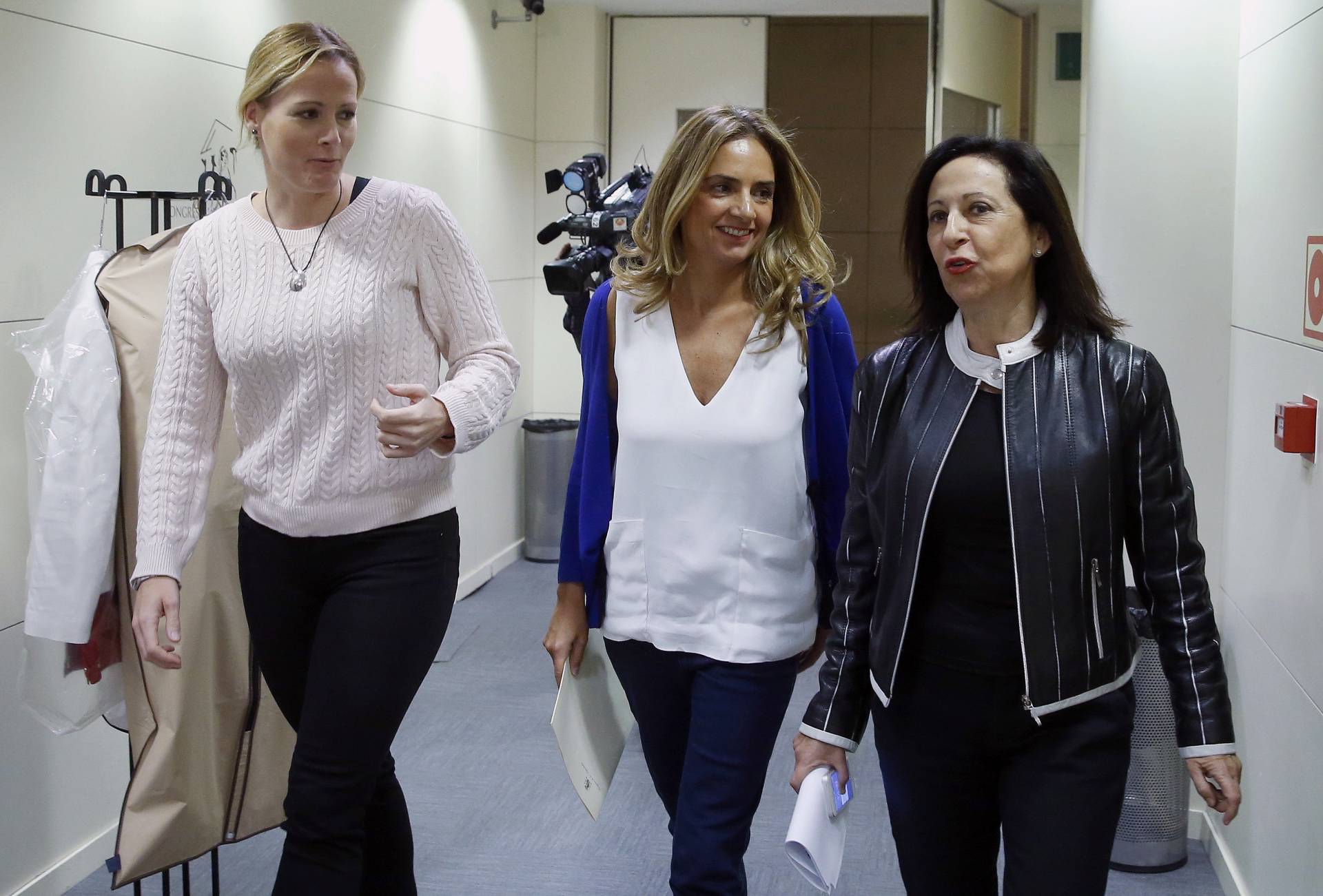 Zaida Cantera, Susana Sumelzo y Margarita Robles, en el Congreso de los Diputados.