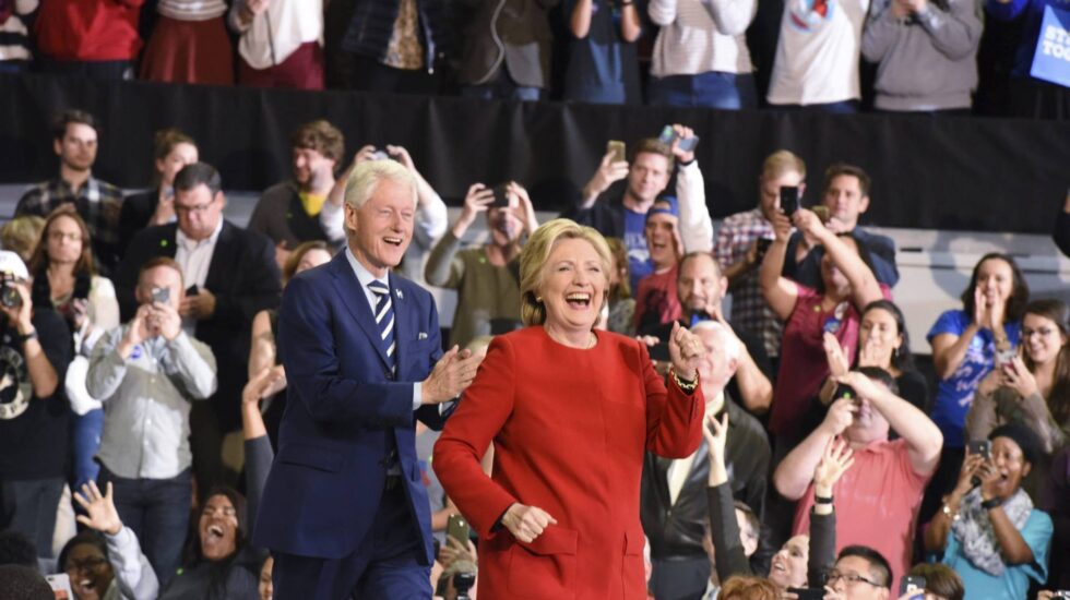 Bill y Hillary Clinton, en el cierre de campaña en Carolina del Norte.