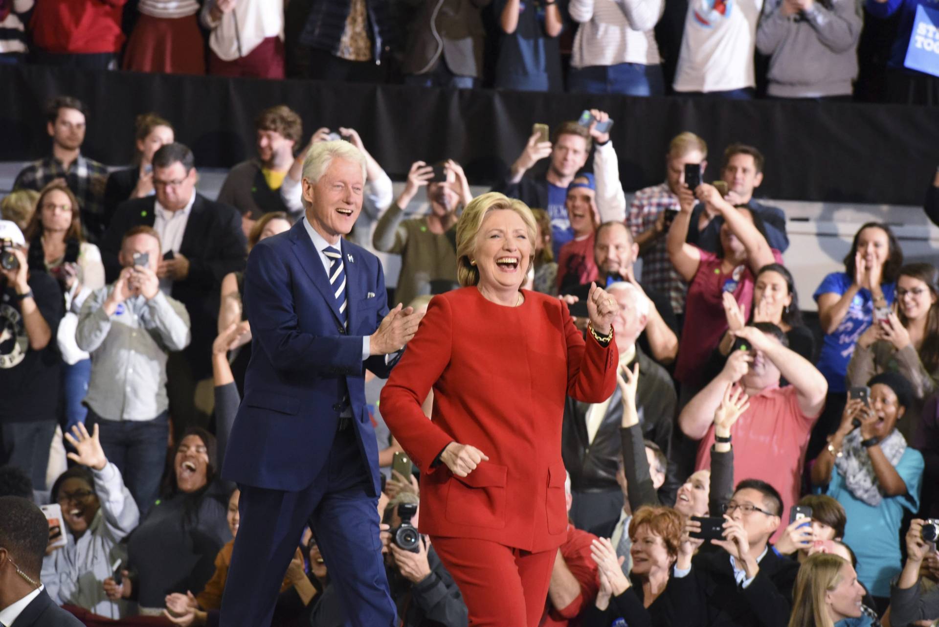 Bill y Hillary Clinton, en el cierre de campaña en Carolina del Norte.