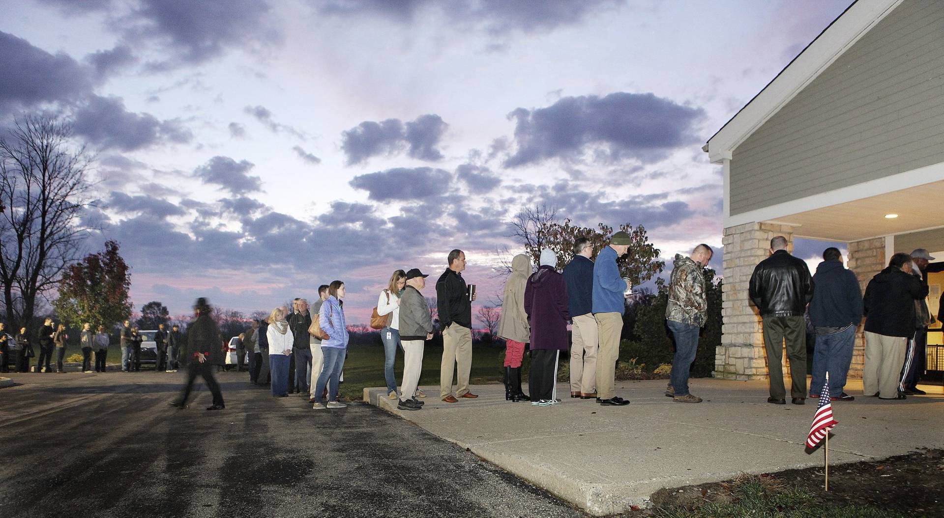 Ciudadanos estadounidenses esperan para votar en un colegio electoral durante la jornada de elecciones presidenciales en Deerfiled Township (Ohio). Efe