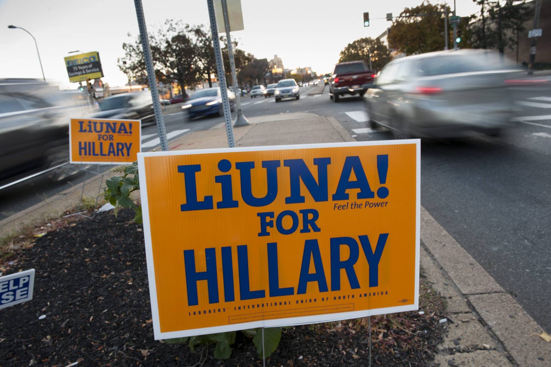 Vista de un cartel en apoyo a la candidata demócrata a la Presidencia Hillary Clinton antes de la apertura de los colegios electorales en Filadelfia. EFE