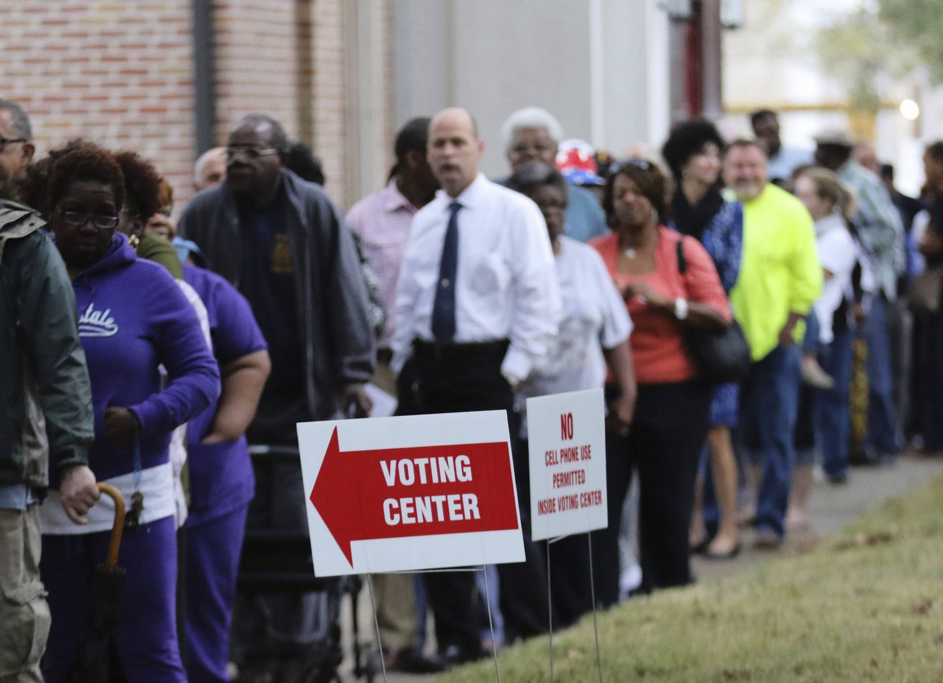 Varias personas esperan su turno para ejercer su derecho al voto en un colegio electoral durante la jornada de elecciones presidenciales en Mobile (Alabama). EFE