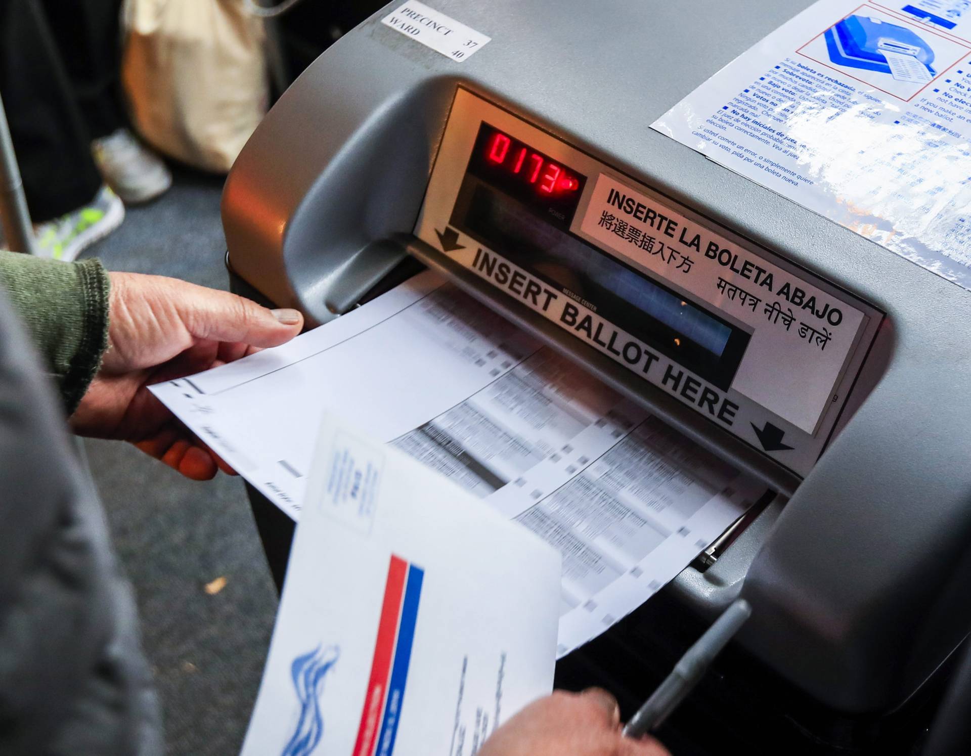 Un votante deposita su voto en la urna en la cafetería Pressure Billiards en Chicago de Illinois, Estados Unidos. EFE