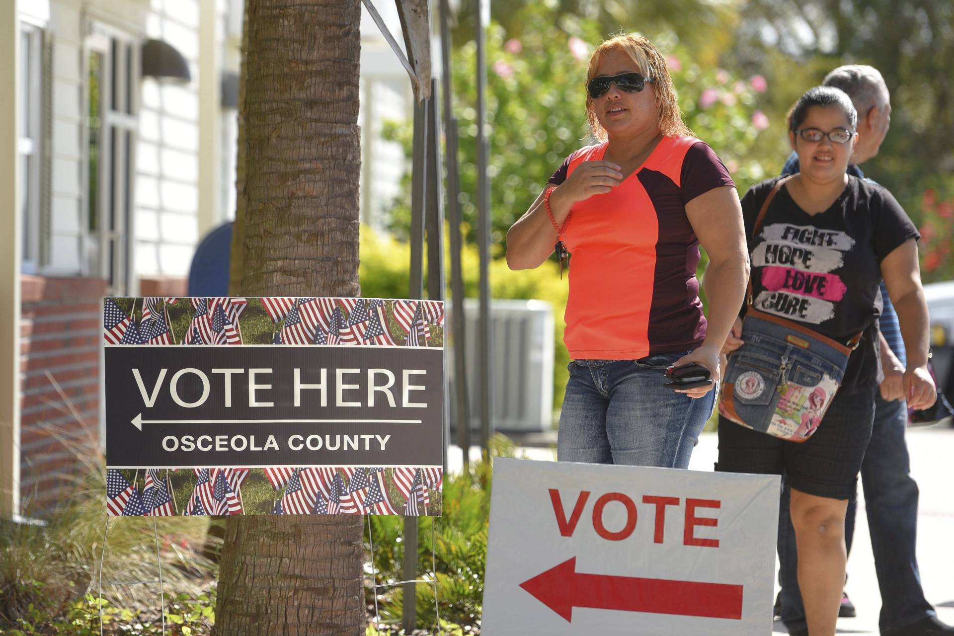 Votantes llegan para ejercer su derecho a voto en el centro comunitario Robert Guevara en Kissimmee, en Florida. EFE
