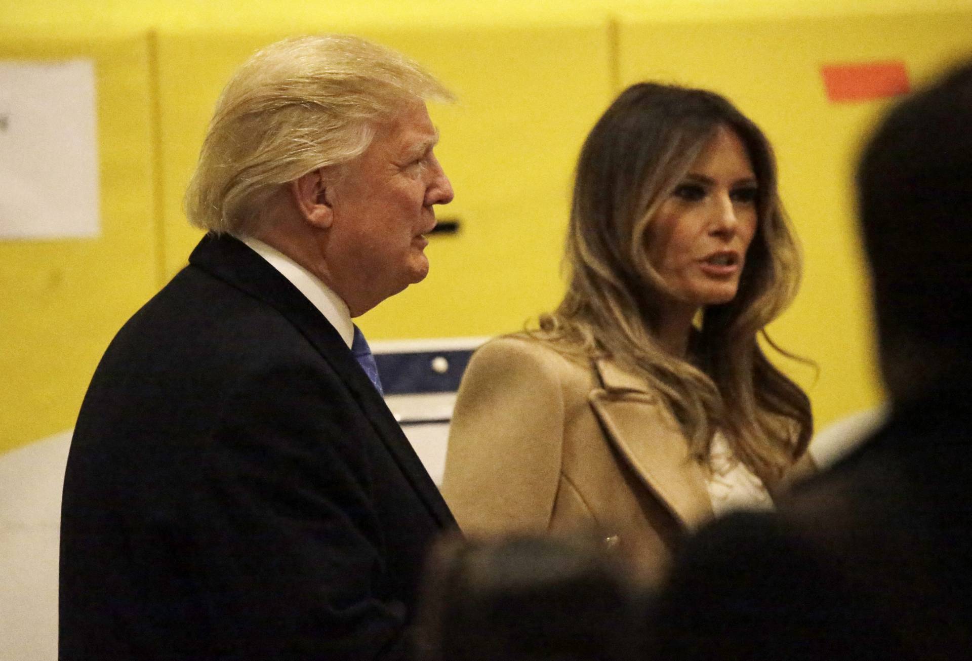 Donald Trump y su mujer Melania a su llegada al centro electoral para depositar su voto. EFE