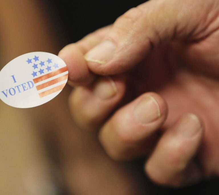 Los inversores adelantan la victoria de Clinton al apostar por la bolsa mexicana