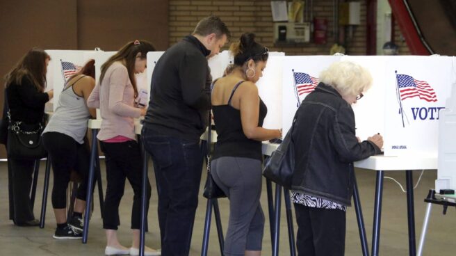 Varias personas ejercen su derecho al voto en la Estación de Bomberos durante la jornada de elecciones presidenciales en EEUU.