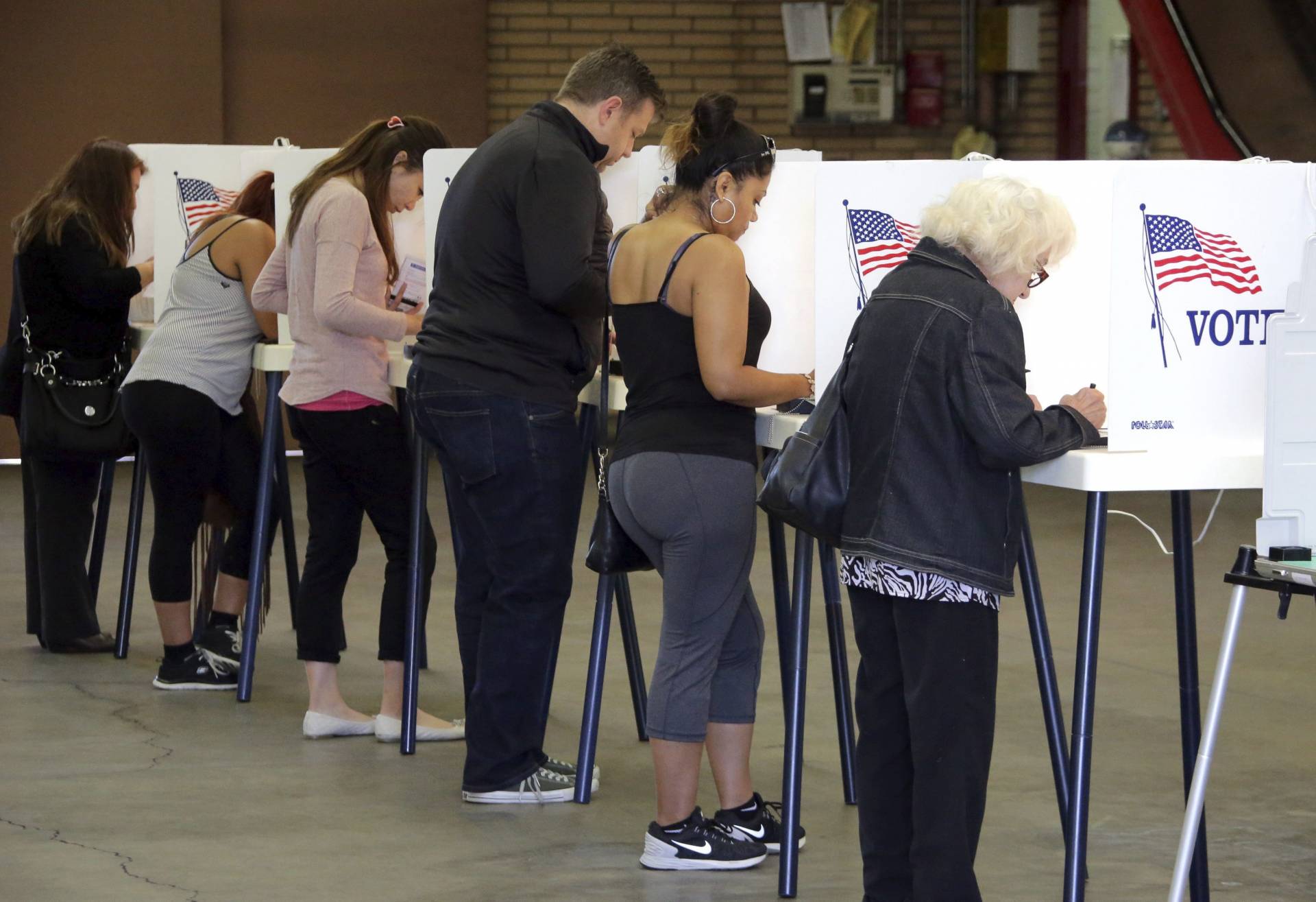 Varias personas ejercen su derecho al voto en la Estación de Bomberos durante la jornada de elecciones presidenciales en EEUU.