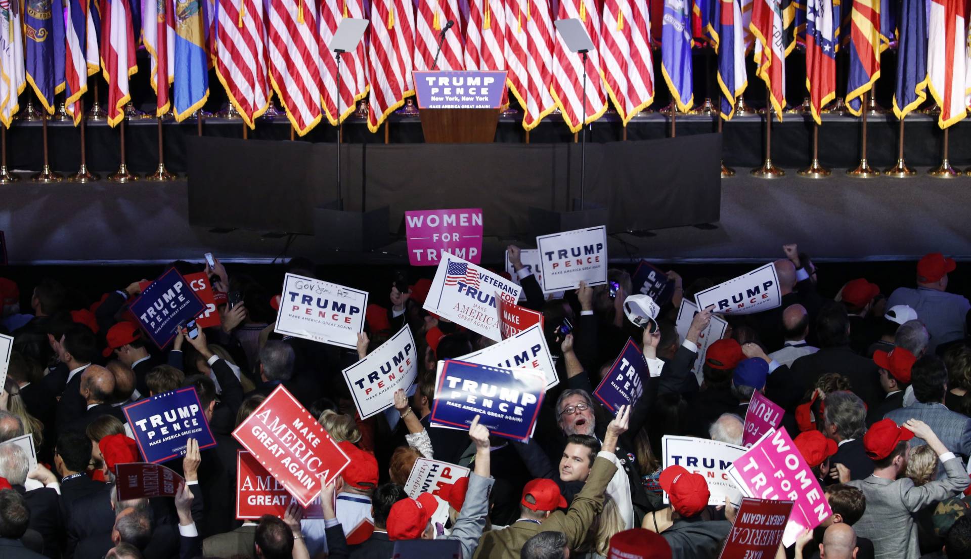 Seguidores de Donald Trump celebran la previsible victoria del candidato republicano a la presidencia de EEUU.