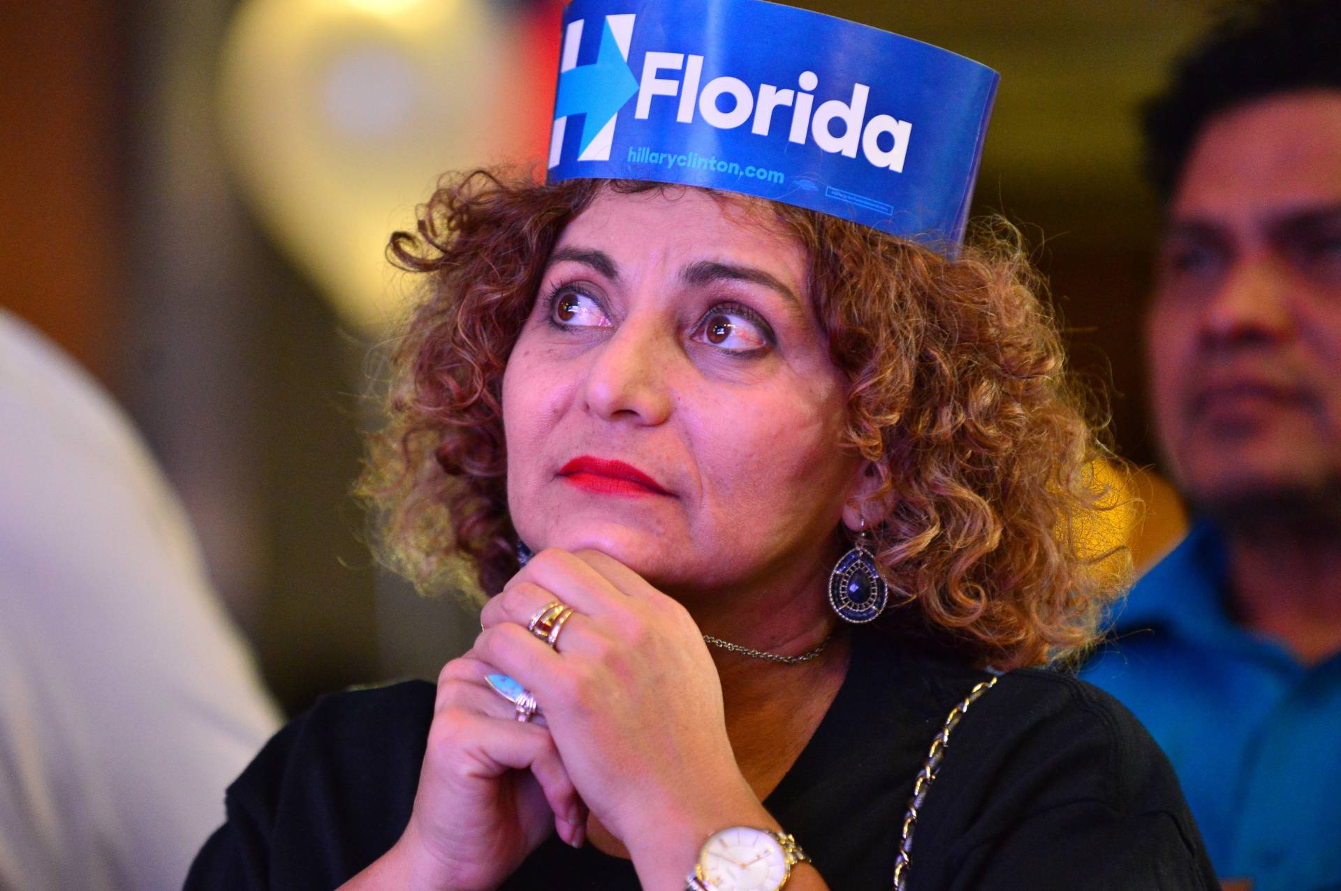 Una seguidora de Hillary Clinton en Florida sigue con gesto serio el escrutinio.