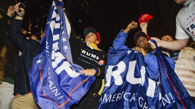 Seguidores de Donald Trump celebran la victoria ante el hotel de Nueva York donde compareció ya como presidente electo.