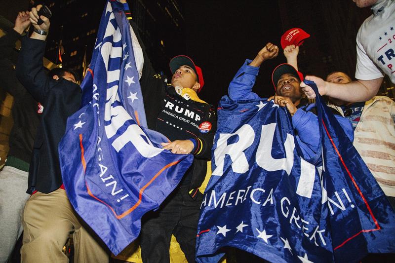 Seguidores de Donald Trump celebran la victoria ante el hotel de Nueva York donde compareció ya como presidente electo.