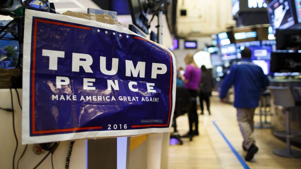 La sala de negociación de Wall Street, con un cartel de la candidatura republicana liderada por Donald Trump.