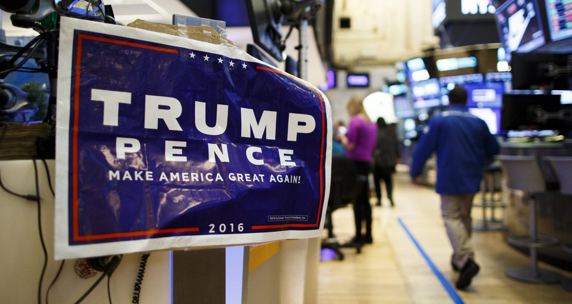 La sala de negociación de Wall Street, con un cartel de la candidatura republicana liderada por Donald Trump.