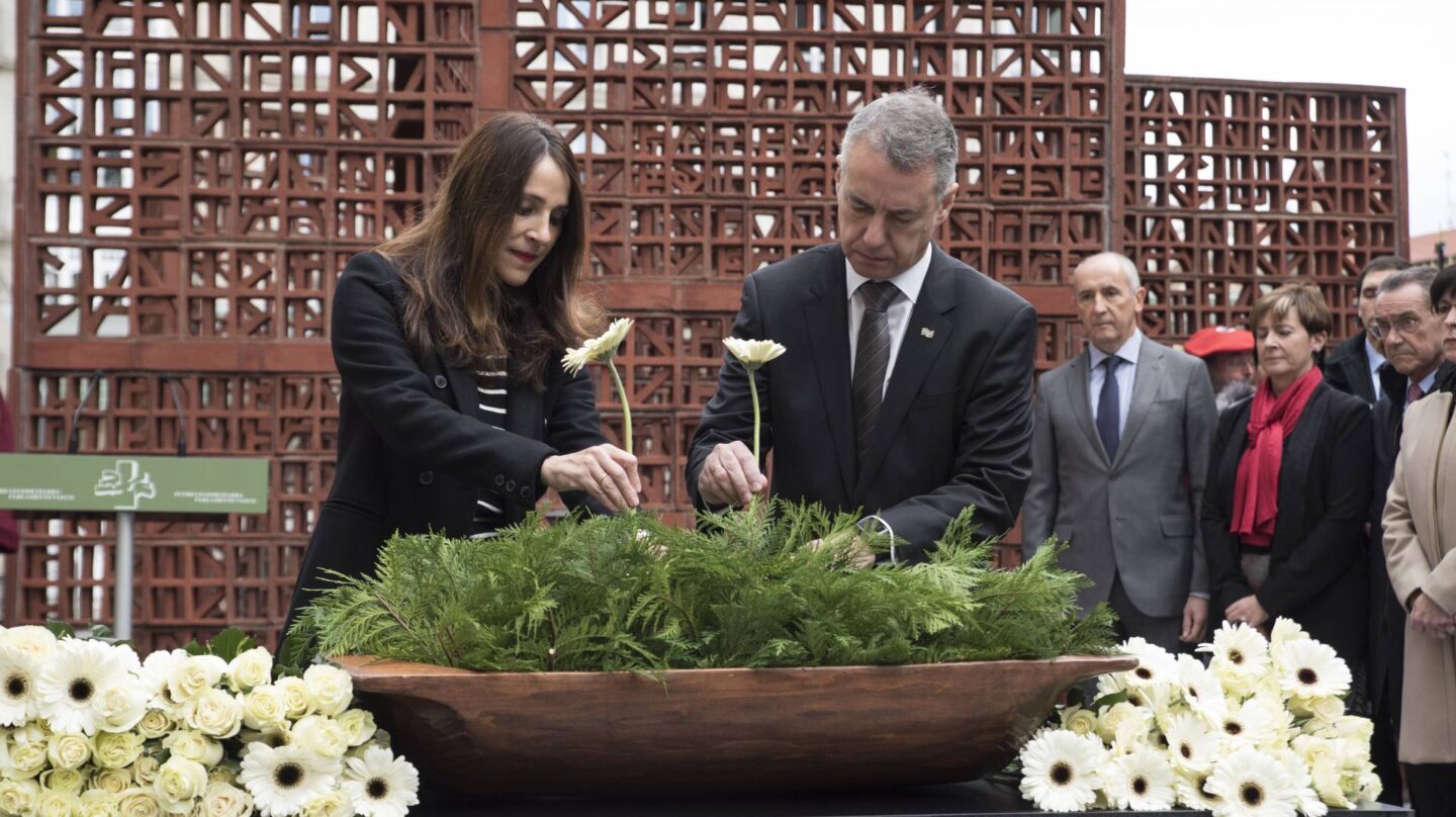 La presidenta de la Cámara, Bakartxo Tejeria, y el lehendakari, Íñigo Urkullu, durante el acto celebrado con motivo de la celebración del Día de la Memoria a las víctimas de la violencia.
