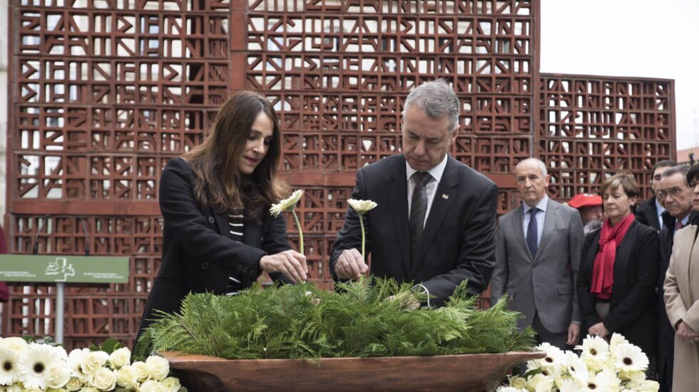 La presidenta de la Cámara, Bakartxo Tejeria, y el lehendakari, Íñigo Urkullu, durante el acto celebrado con motivo de la celebración del Día de la Memoria a las víctimas de la violencia.