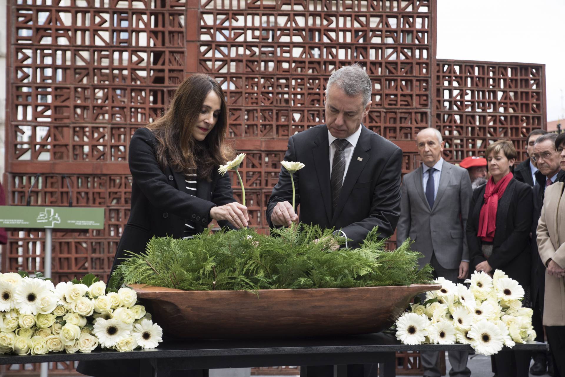 La presidenta de la Cámara, Bakartxo Tejeria, y el lehendakari, Íñigo Urkullu, durante el acto celebrado con motivo de la celebración del Día de la Memoria a las víctimas de la violencia.