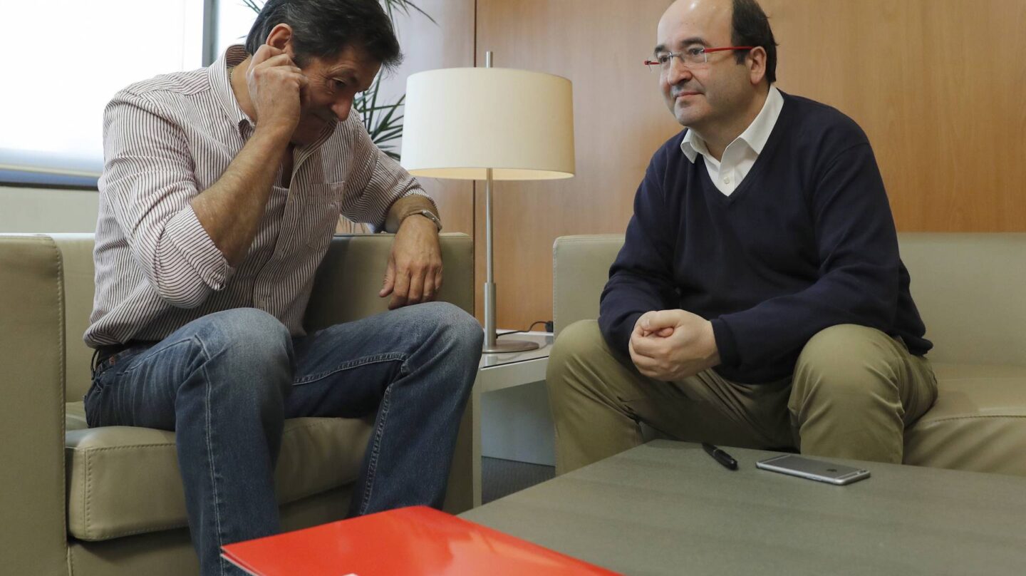 Javier Fernández y Miquel Iceta, durante la reunión mantenida este lunes.