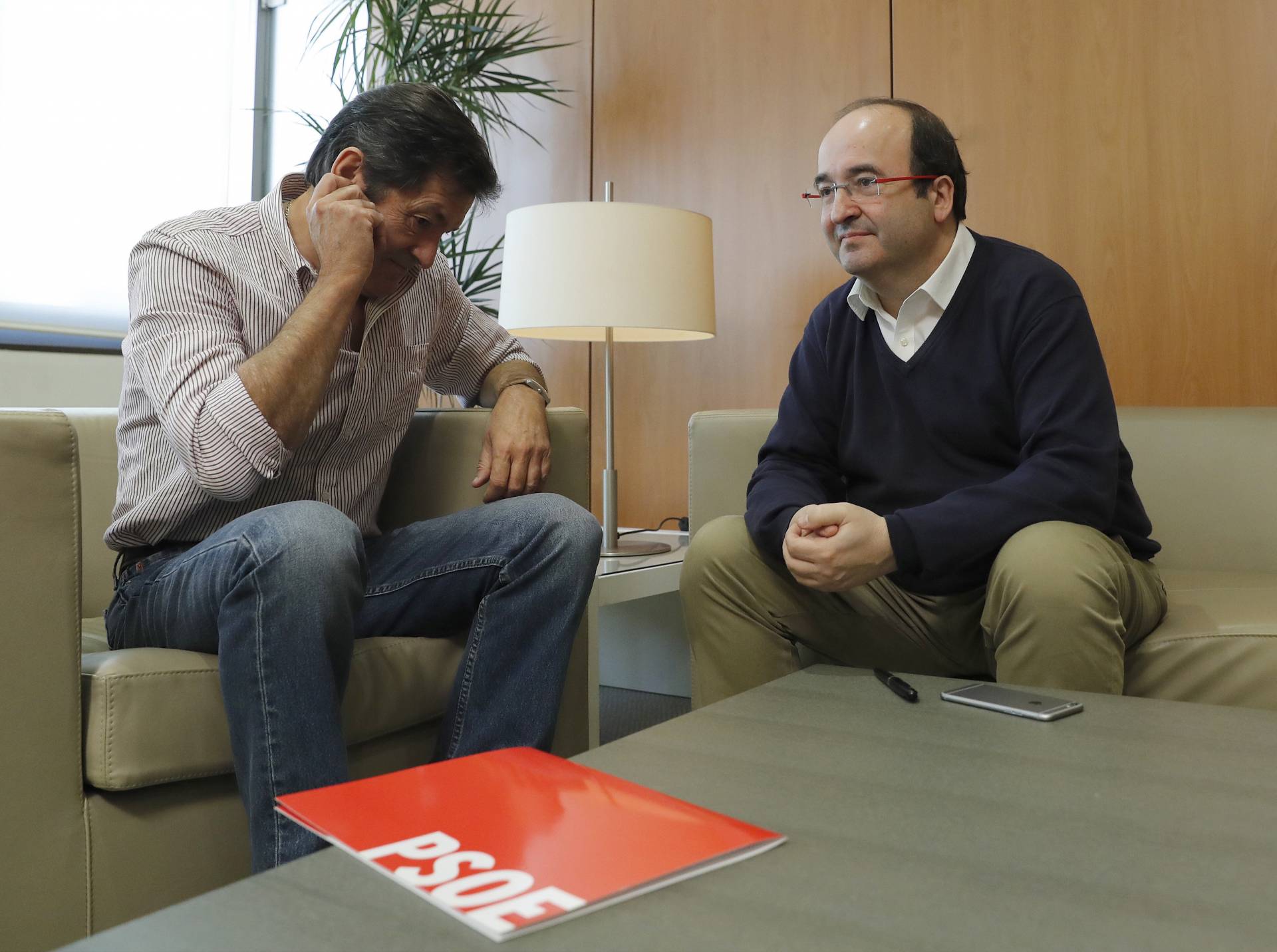 Javier Fernández y Miquel Iceta, durante la reunión mantenida este lunes.