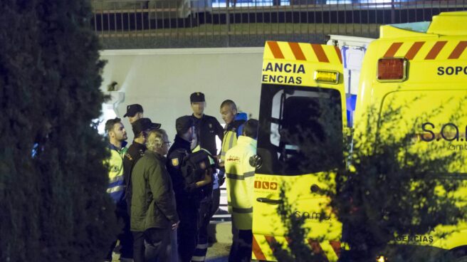 Los servicios sanitarios atienden a los agentes heridos tras la fuga en el CIE de Sangonera la Verde. Los servicios sanitarios atienden a los agentes heridos tras la fuga en el CIE de Sangonera la Verde.