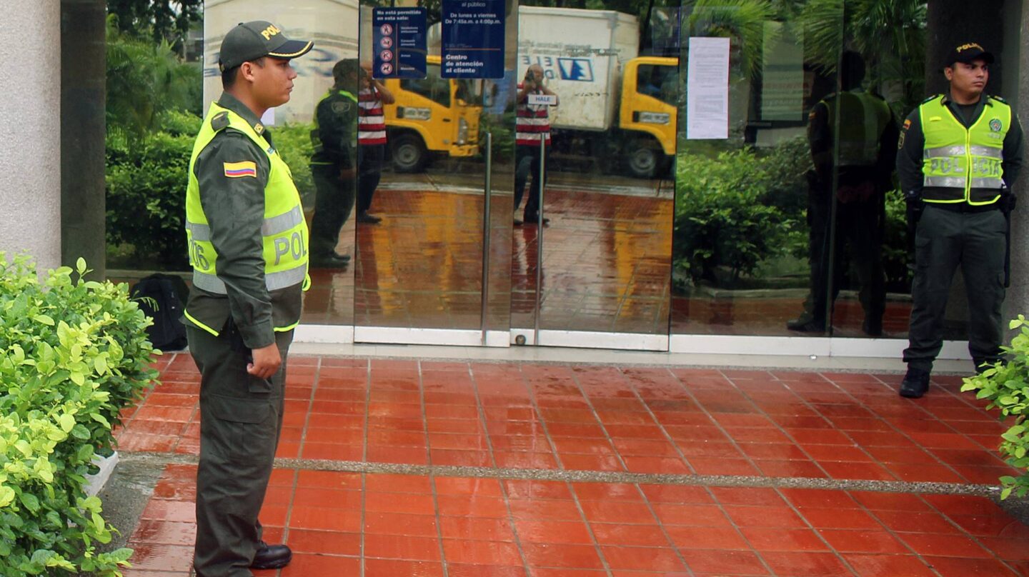 Policias custodian la sede de Electricaribe