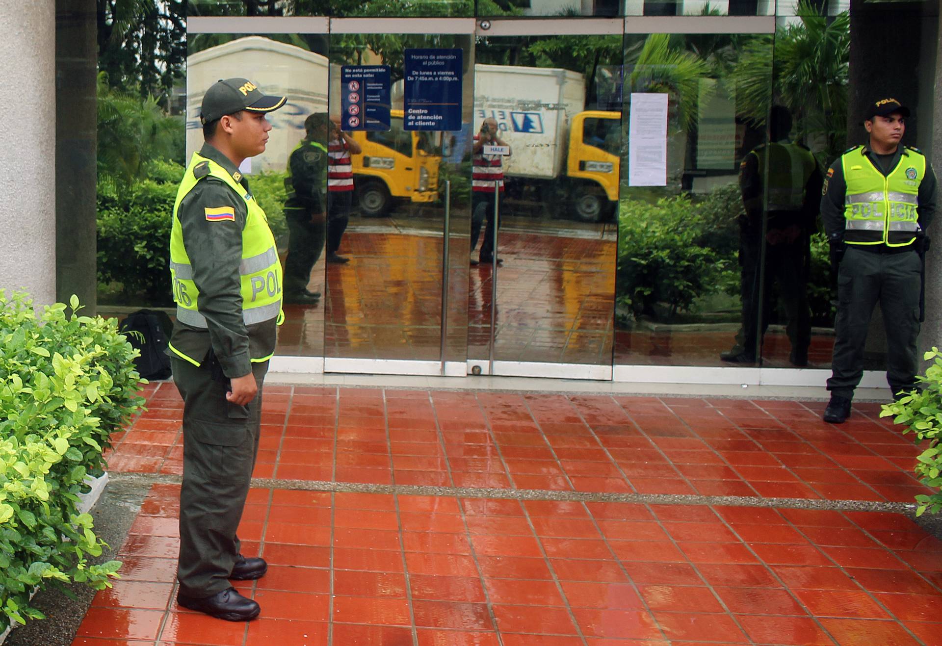 Policias custodian la sede de Electricaribe