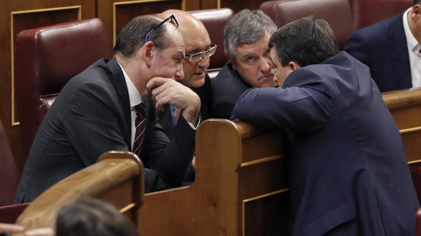 El portavoz del PNV, Aitor Esteban (d), conversa con diputados de su grupo, en el pleno del Congreso de los Diputados.