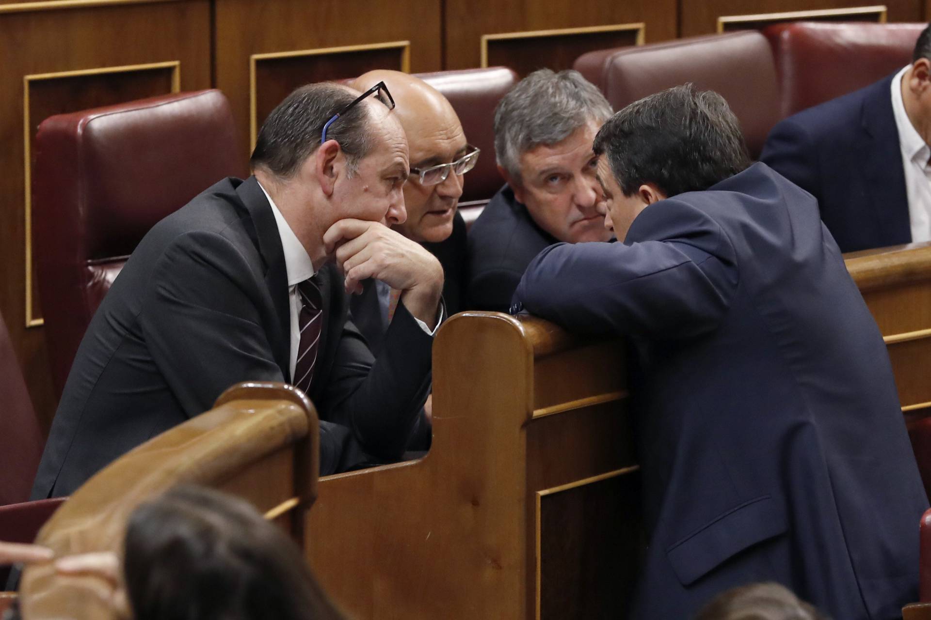 El portavoz del PNV, Aitor Esteban (d), conversa con diputados de su grupo, en el pleno del Congreso de los Diputados.