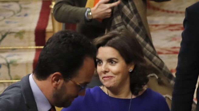 La vicepresidenta del Gobierno, Soraya Sáenz de Santamaría, junto al portavoz socialista, Antonio Hernando.