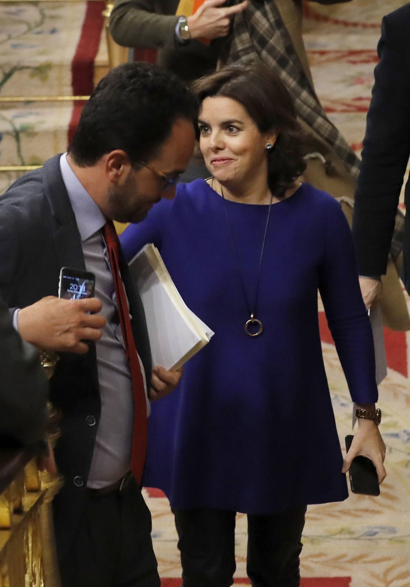 La vicepresidenta del Gobierno, Soraya Sáenz de Santamaría, junto al portavoz socialista, Antonio Hernando.