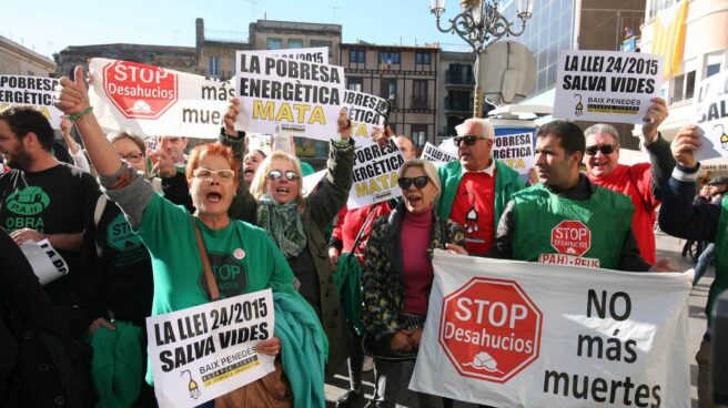 Vecinos de Reus, en una manifestación contra la pobreza energética convocada el miércoles pasado. Vecinos de Reus, en una manifestación contra la pobreza energética convocada el miércoles pasado.