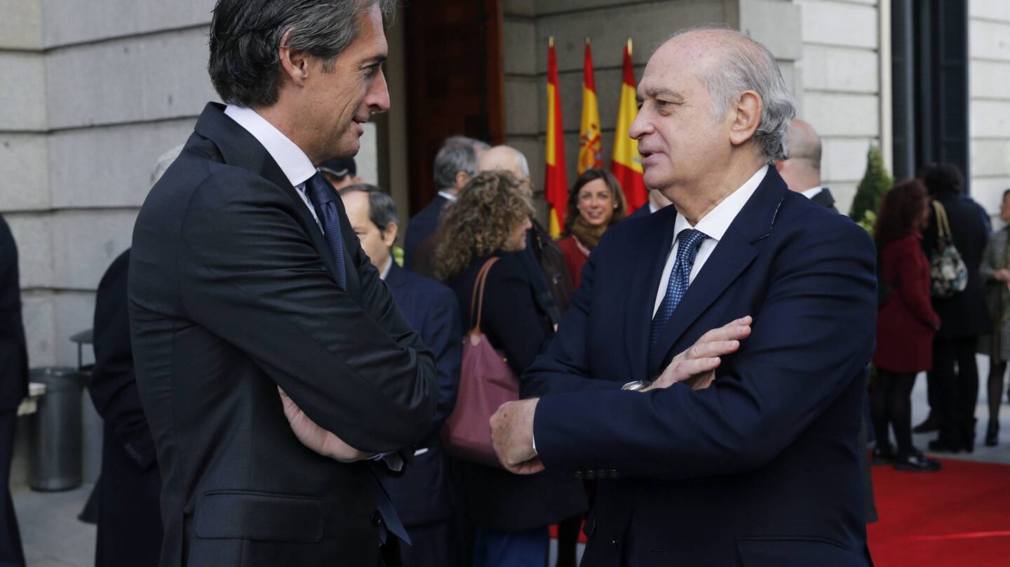 El ex ministro del Interior, Jorge Fernández Díaz, conversa con el ministro de Fomento, Íñigo de la Serna.