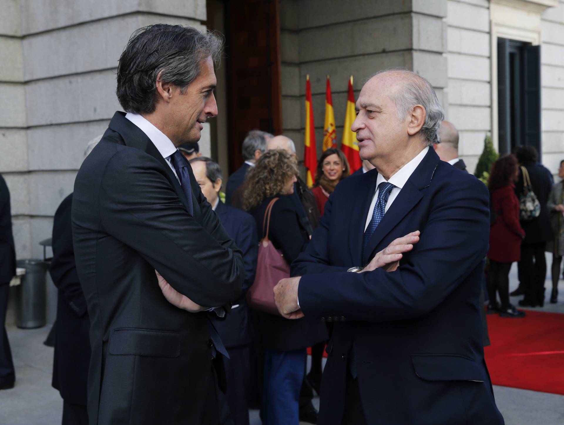 El ex ministro del Interior, Jorge Fernández Díaz, conversa con el ministro de Fomento, Íñigo de la Serna.