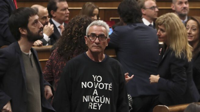 Pillan al diputado Diego Cañamero repartiendo votos de Podemos en un colegio de Sevilla