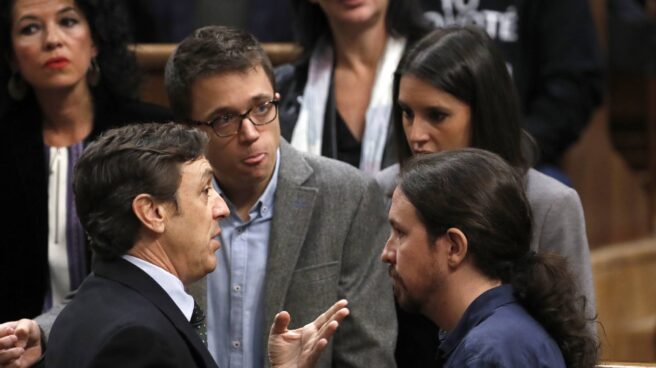 Pablo Iglesias, Irene Montero e Íñigo Errejón (Unidos Podemos) hablan con Francisco Hernando (PP) Íñigo Errejón, Irene Montero y Pablo Iglesias discuten con Rafael Hernando.
